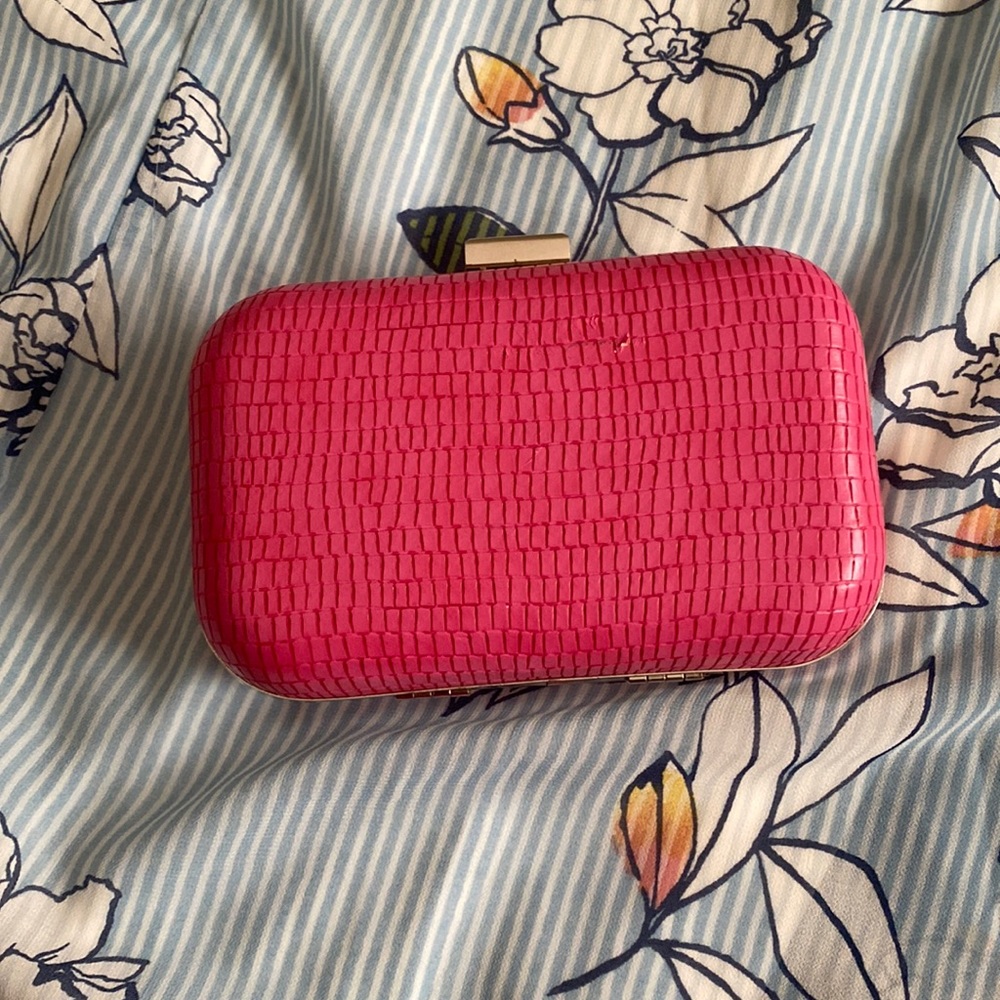 Cool in fuschia 💕 a beautiful bag by Expressions NYC!